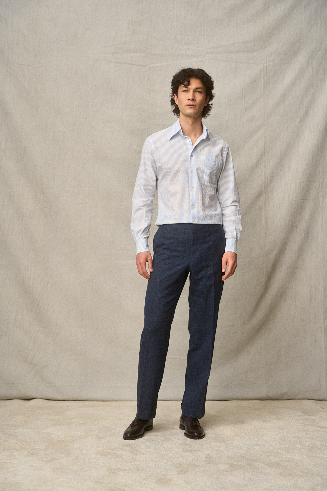 Storm Blue Wool-Silk-Linen Hose mit Seersucker-Hemd — Monokel Berlin SS26 Lookbook
