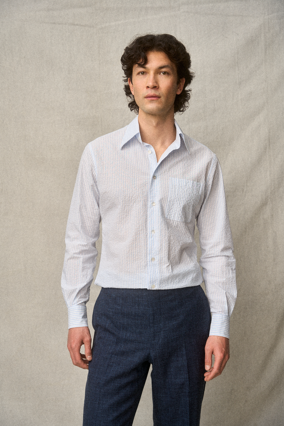 Storm Blue Wool-Silk-Linen Hose mit Seersucker-Hemd — Detail