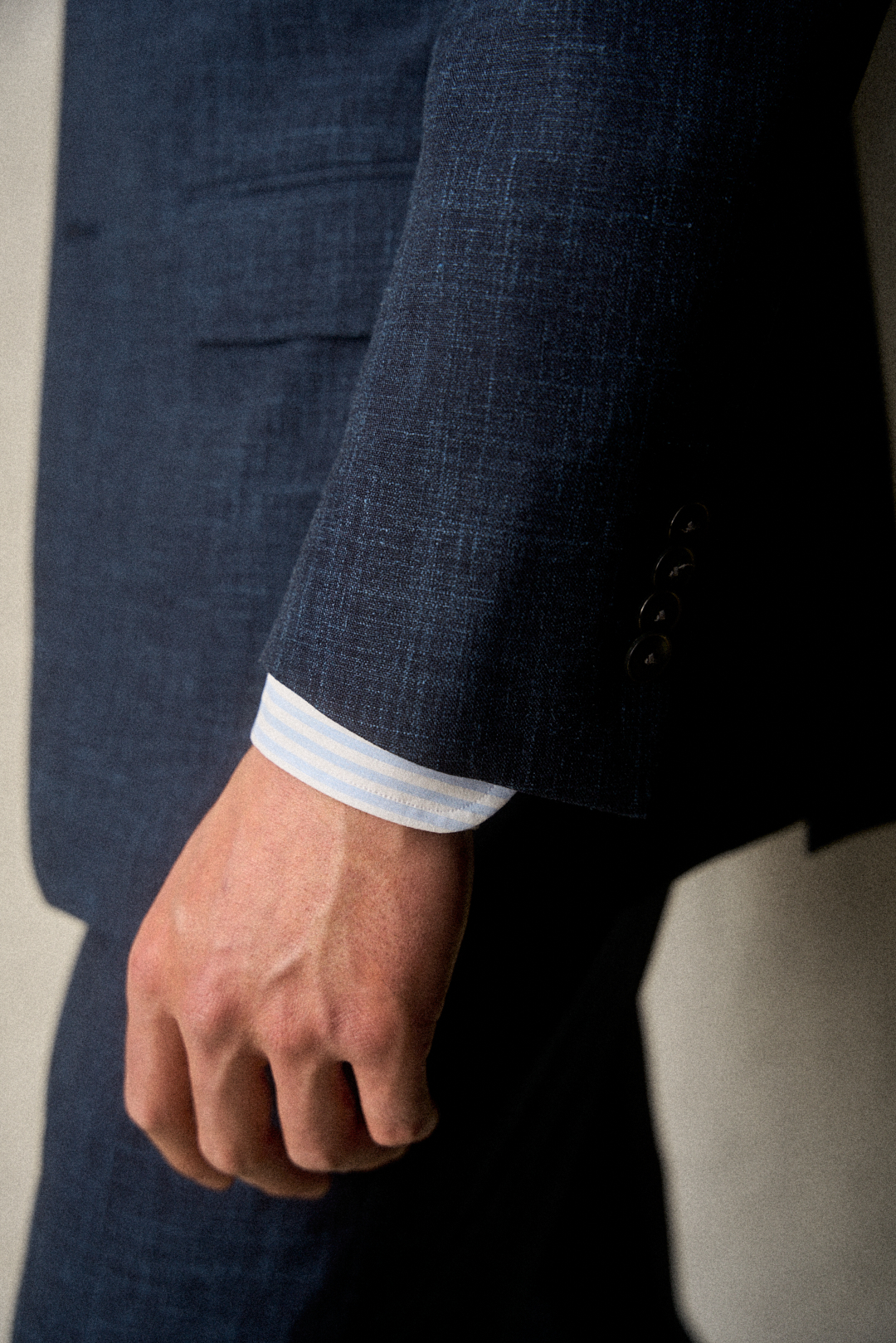 Storm Blue Wool-Silk-Linen Anzug mit Seersucker-Hemd, Ansicht 3