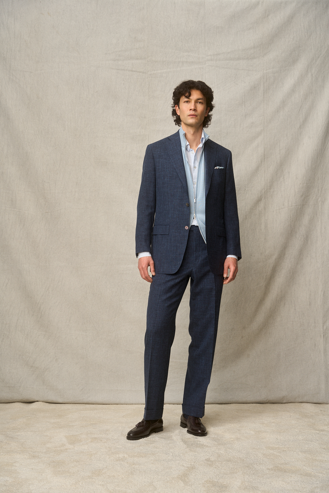 Storm Blue Anzug mit Bodywarmer und Seersucker — Monokel Berlin SS26 Lookbook