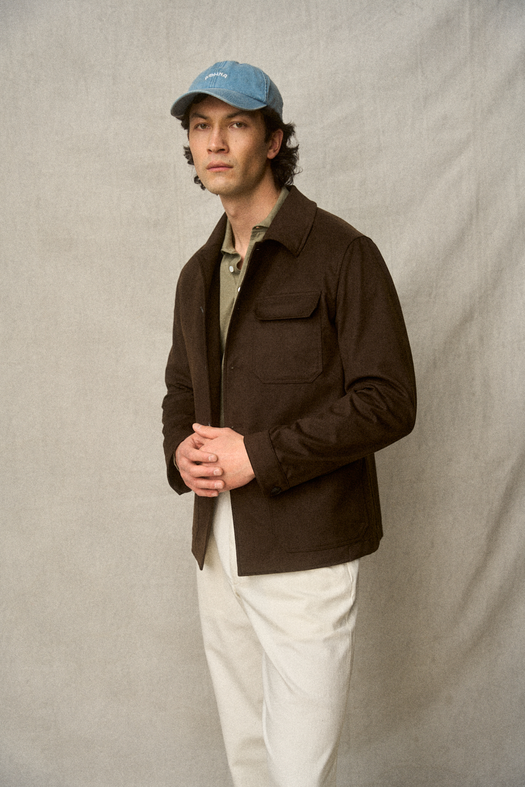 Chocolate Suede Blouson mit Off-White Chino und Knitwear, Ansicht 4