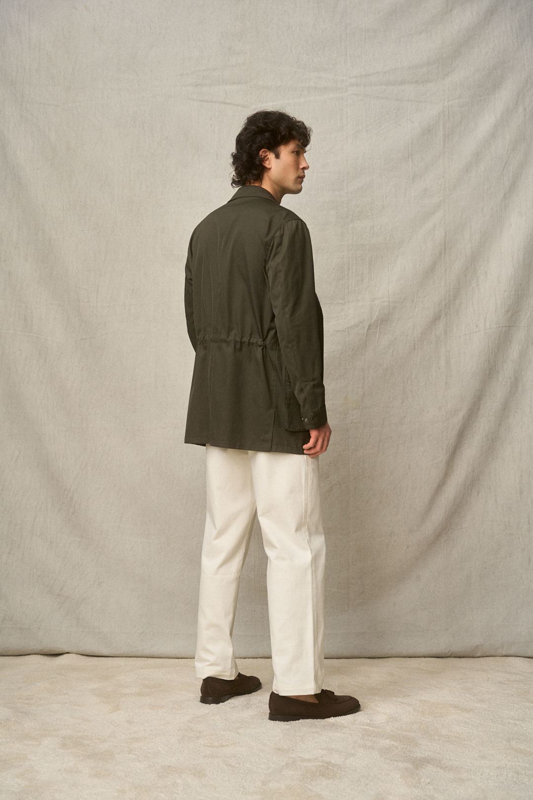 Olive Cotton Field Jacket mit Off-White Chino und Knitwear — Monokel Berlin SS26 Lookbook