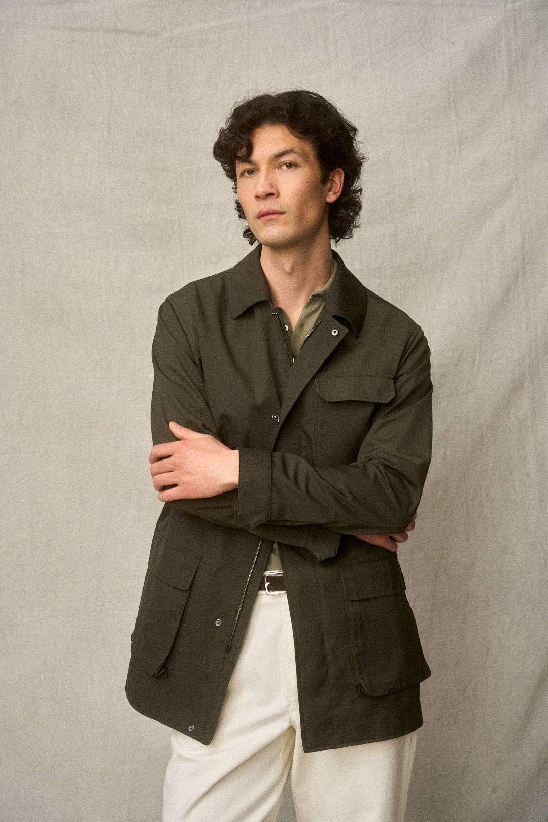 Olive Cotton Field Jacket mit Off-White Chino und Knitwear — Detail