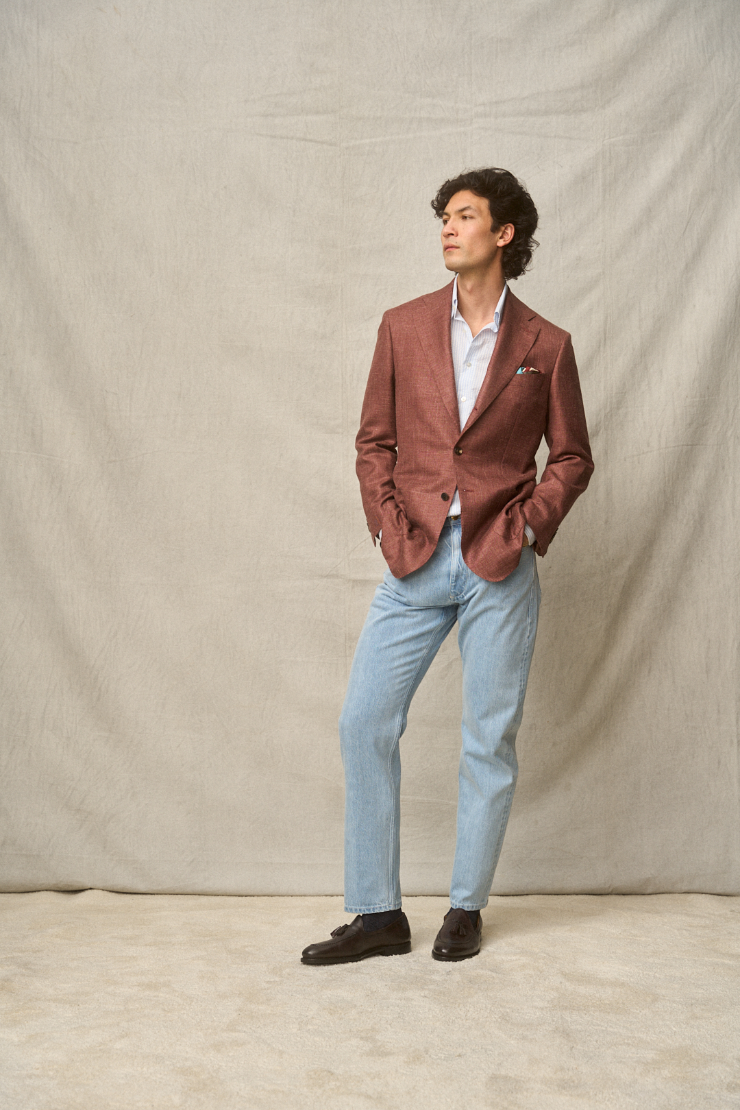 Dusty Red Melange Sakko mit Selvedge Denim und Lilac-Hemd — Monokel Berlin SS26 Lookbook