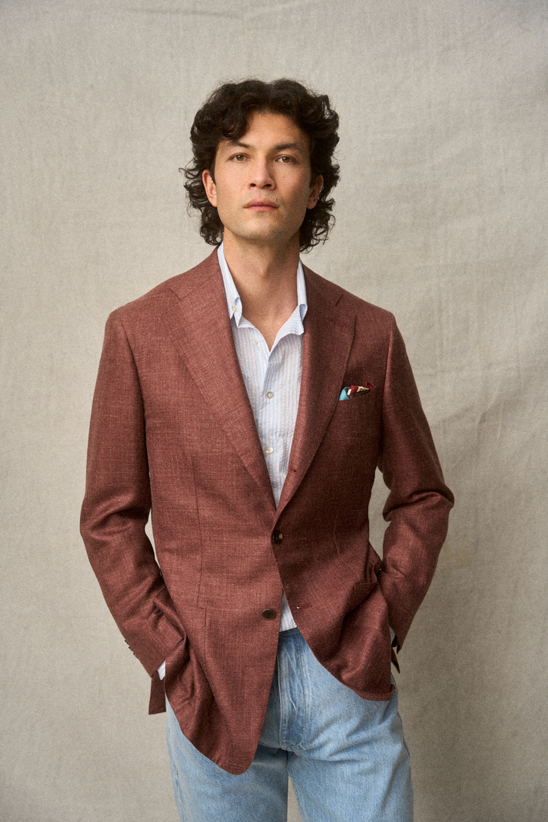 Dusty Red Melange Sakko mit Selvedge Denim und Lilac-Hemd, Ansicht 4