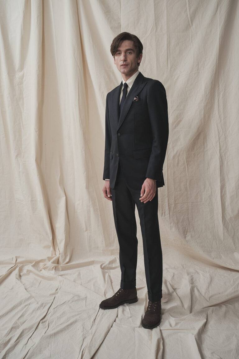 Anzug aus robustem, mitternachtblauem Wolltwill — Monokel Berlin