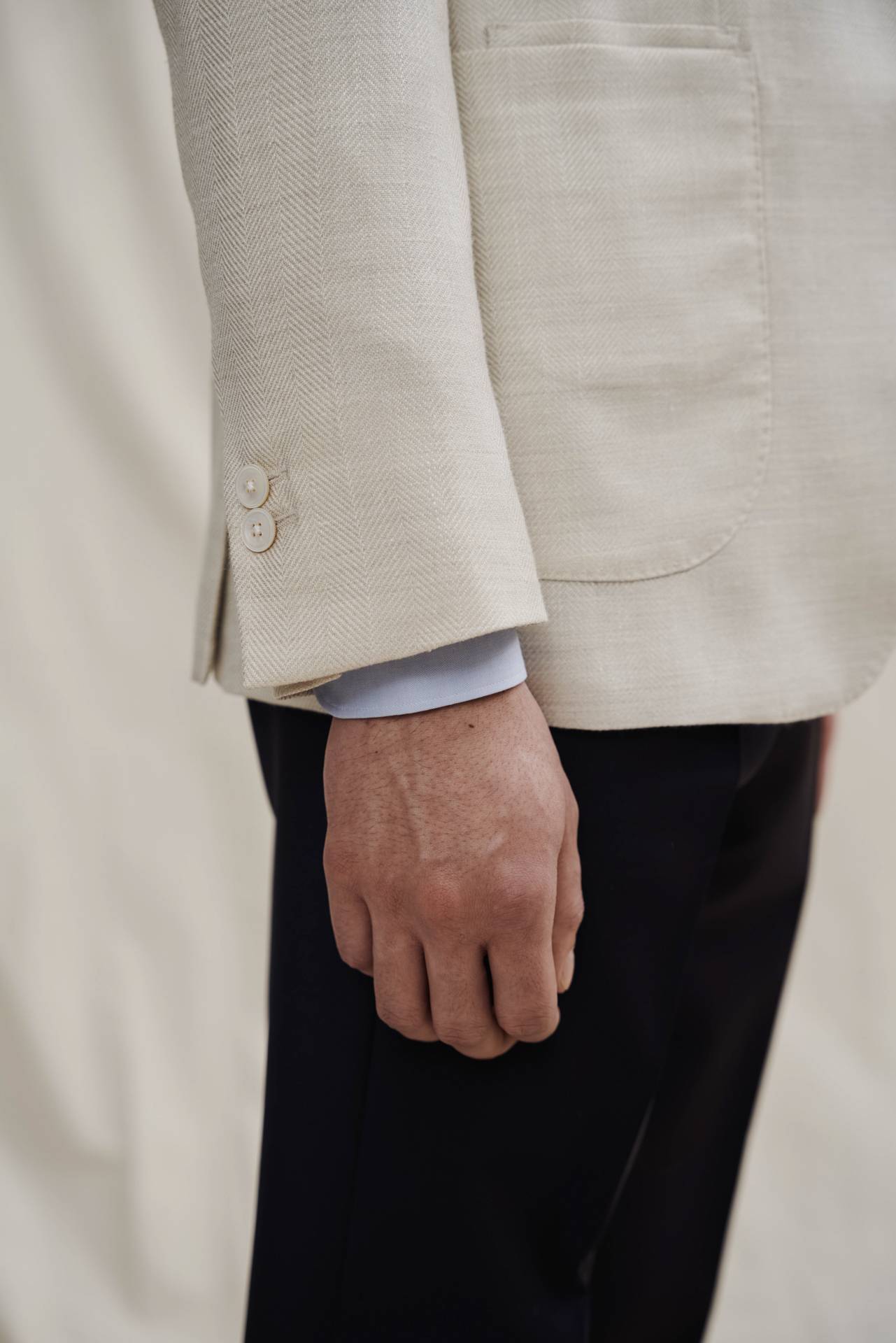 Rückenansicht des Dinner Jackets mit feiner Stoffstruktur