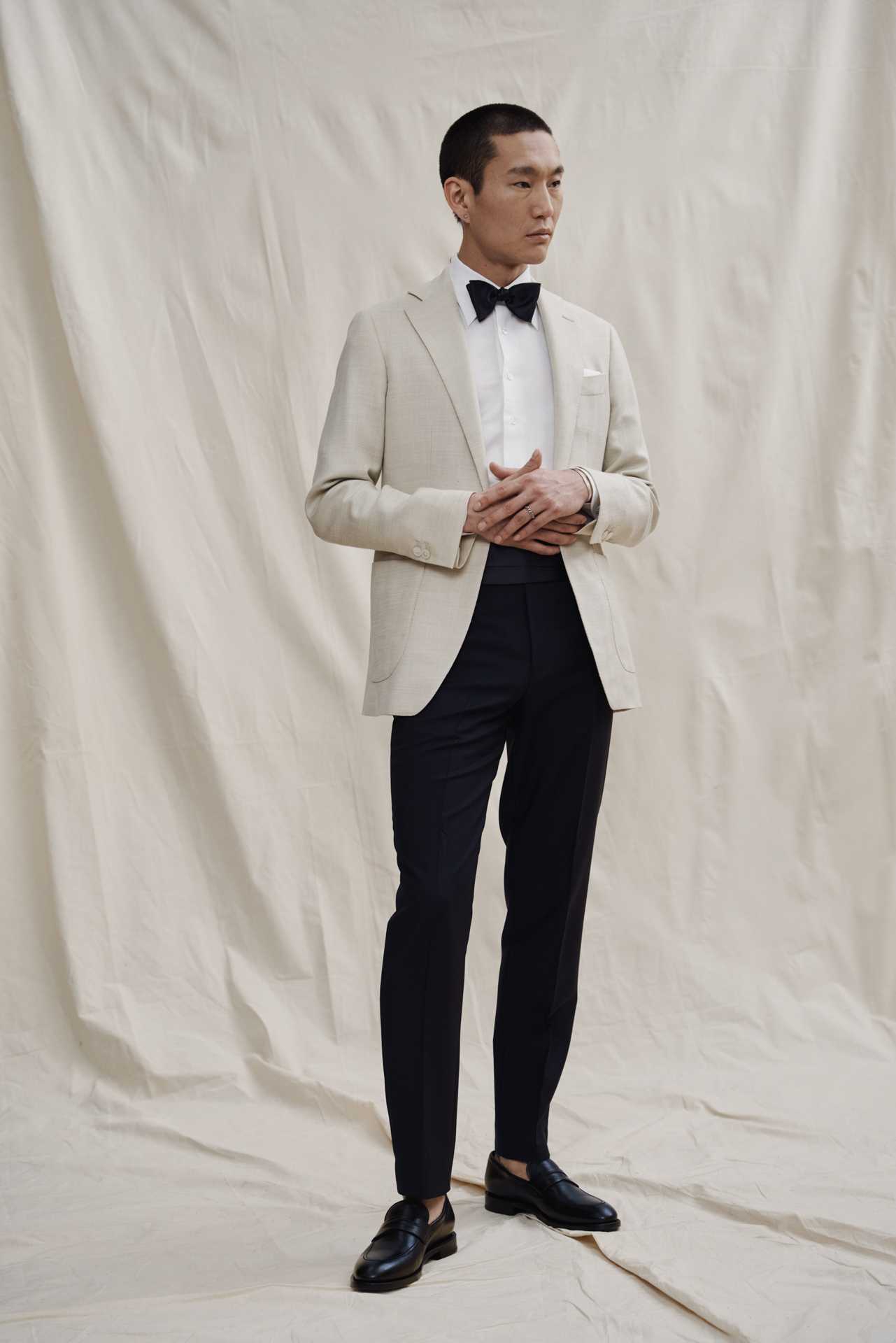 Seitenansicht des cremeweißen Dinner Jackets mit Herringbone-Struktur