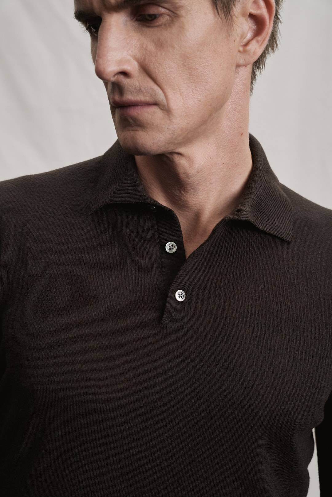 Dark Brown Merino Polo Strick — Monokel Berlin