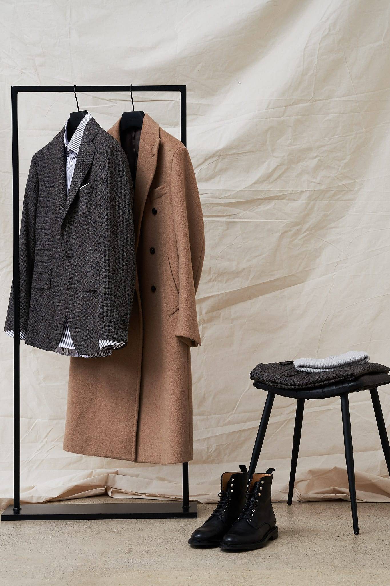 Beiger zweireihiger Kamelhaar Maßmantel — Monokel Berlin