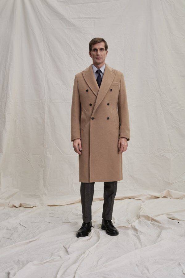 Beiger zweireihiger Kamelhaar Maßmantel — Monokel Berlin