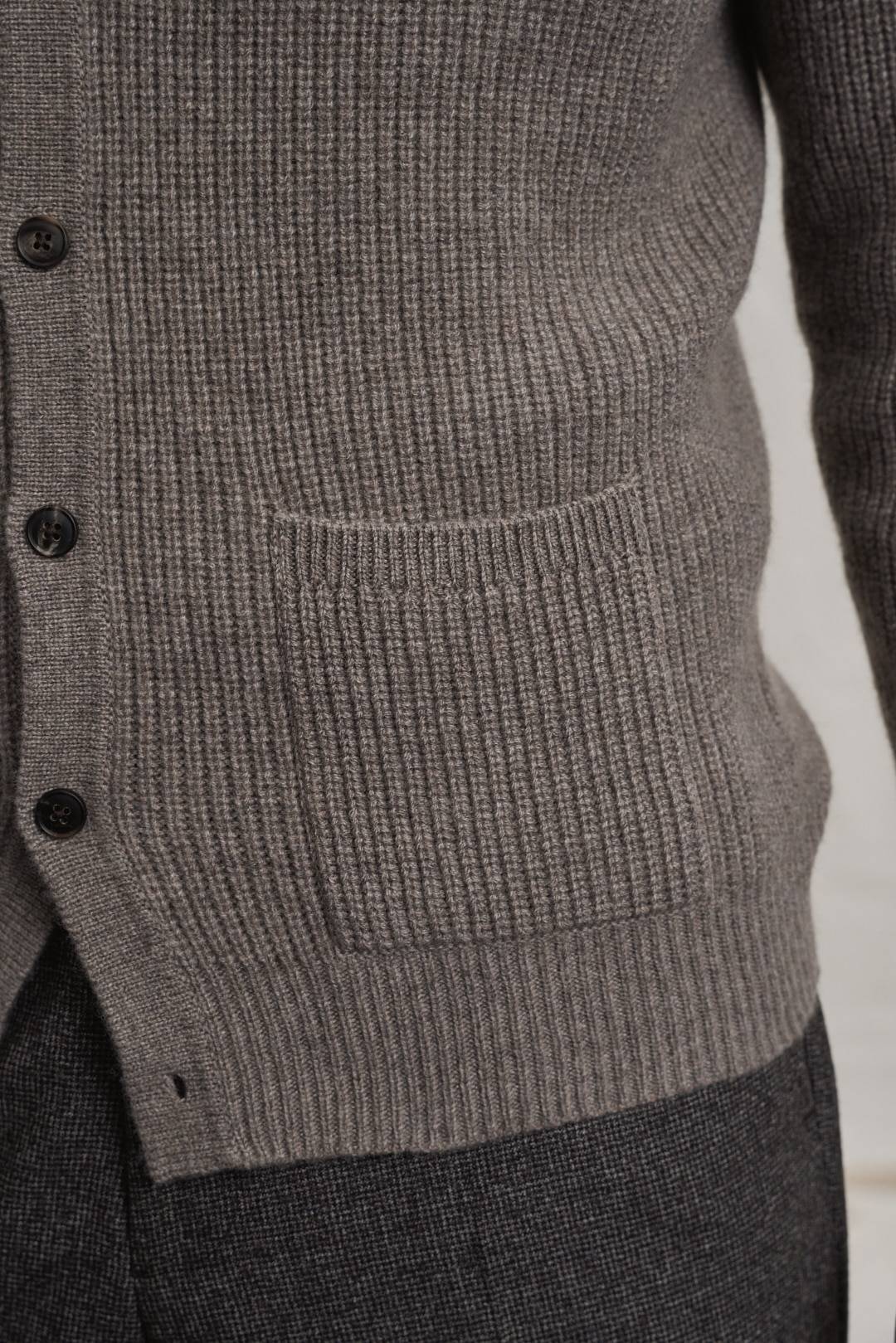Dark Taupe Kaschmir Cardigan — Monokel Berlin