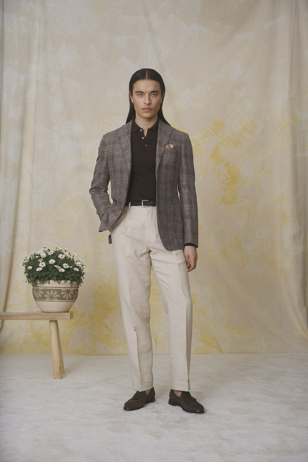 Broken Suit mit Glencheck Sakko und cremefarbener Leinenhose