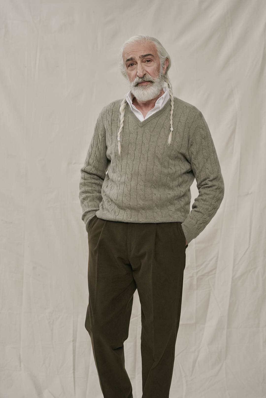 L. Moss Green Cashmere V Schnitt Zopfmuster Pullover — Monokel Berlin