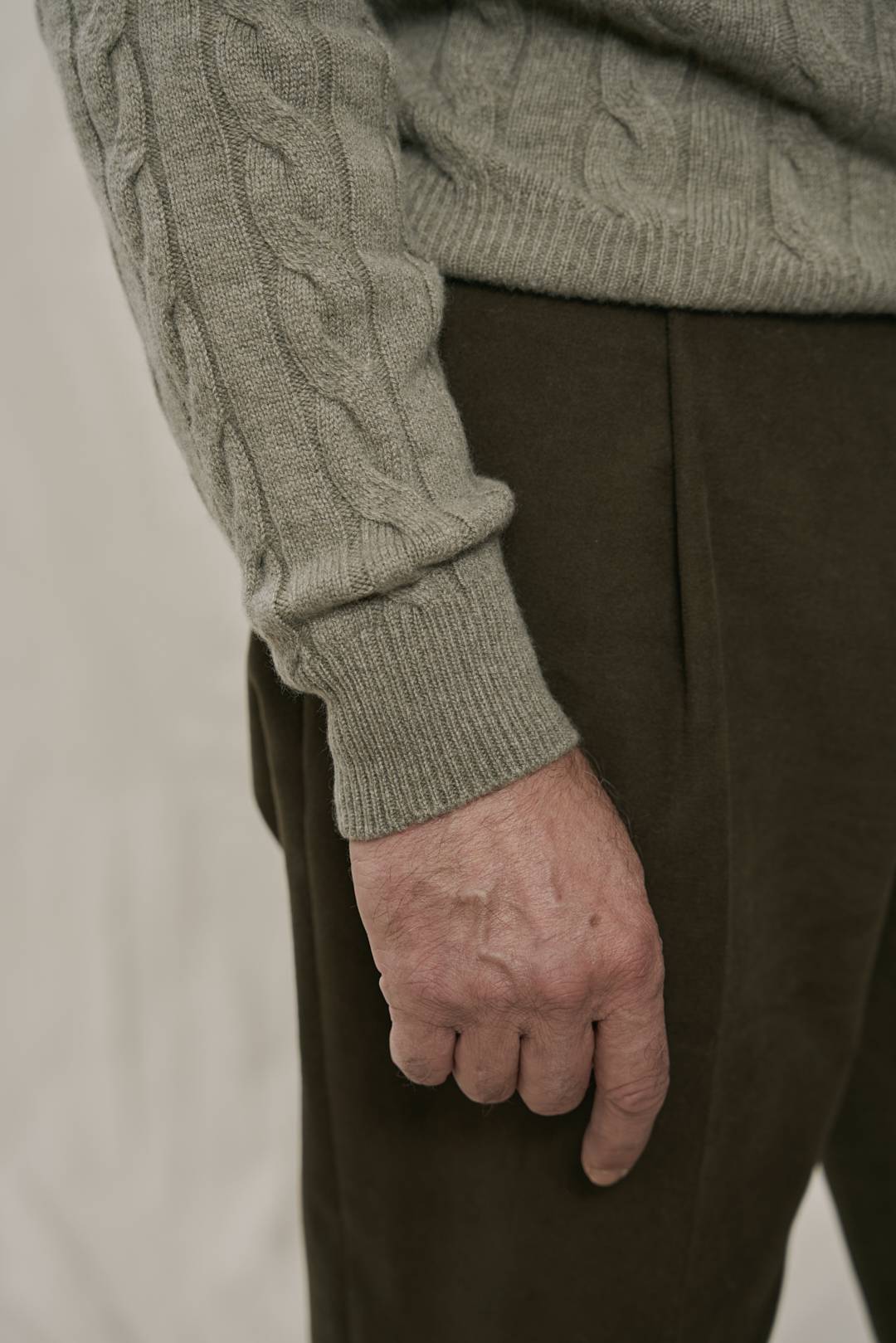 L. Moss Green Cashmere V Schnitt Zopfmuster Pullover — Monokel Berlin