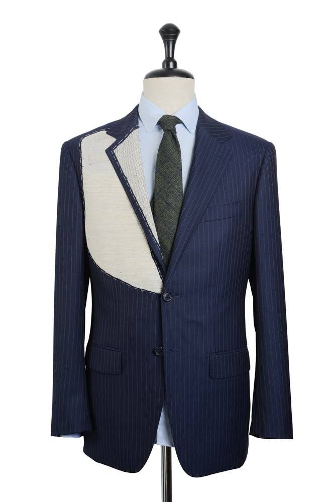 Half-Canvas Einlage auf dunkelblauem Nadelstreifenanzug, maßgeschneidert bei Monokel Berlin