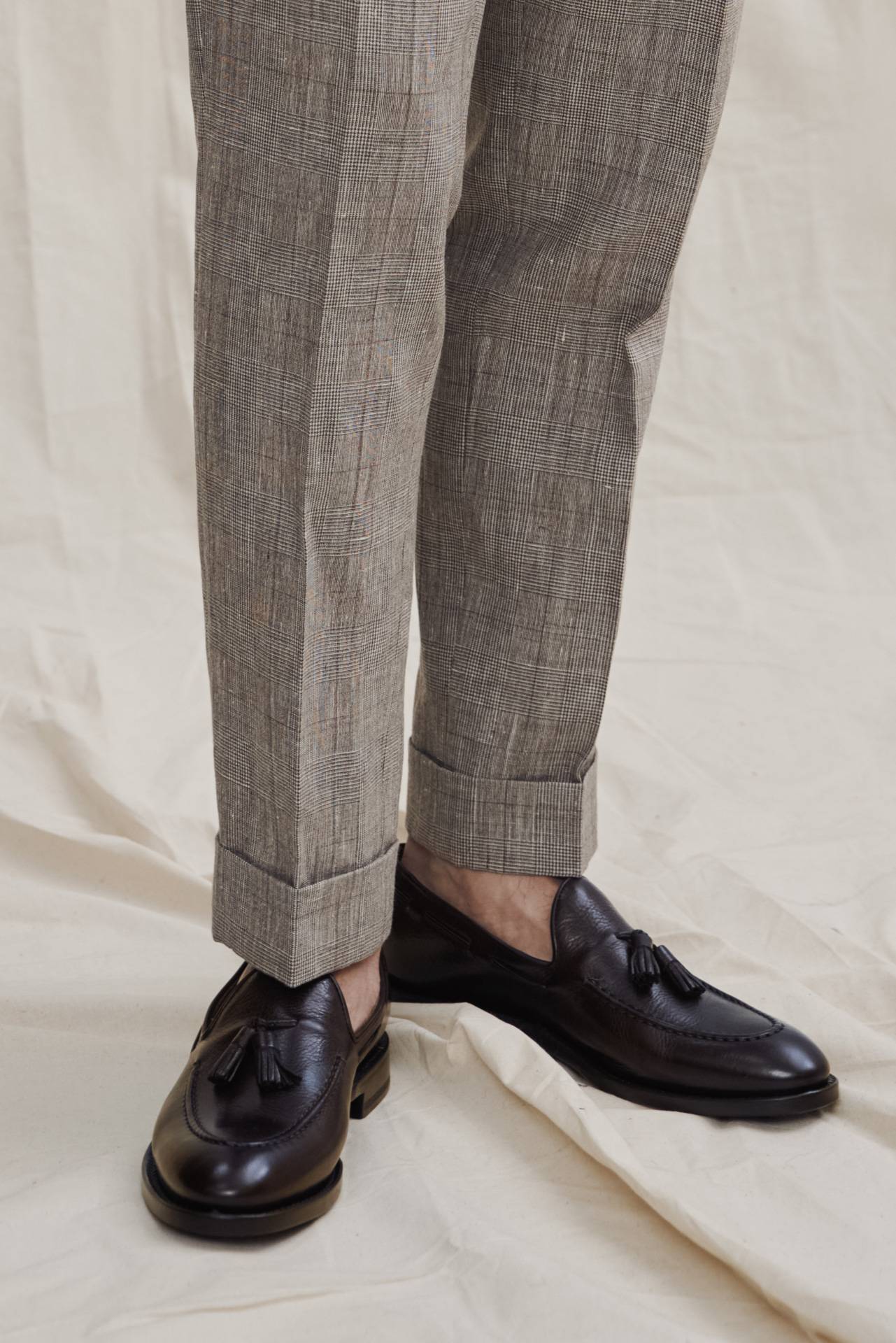 Seitenansicht des marineblauen Leinen-Maßhemds