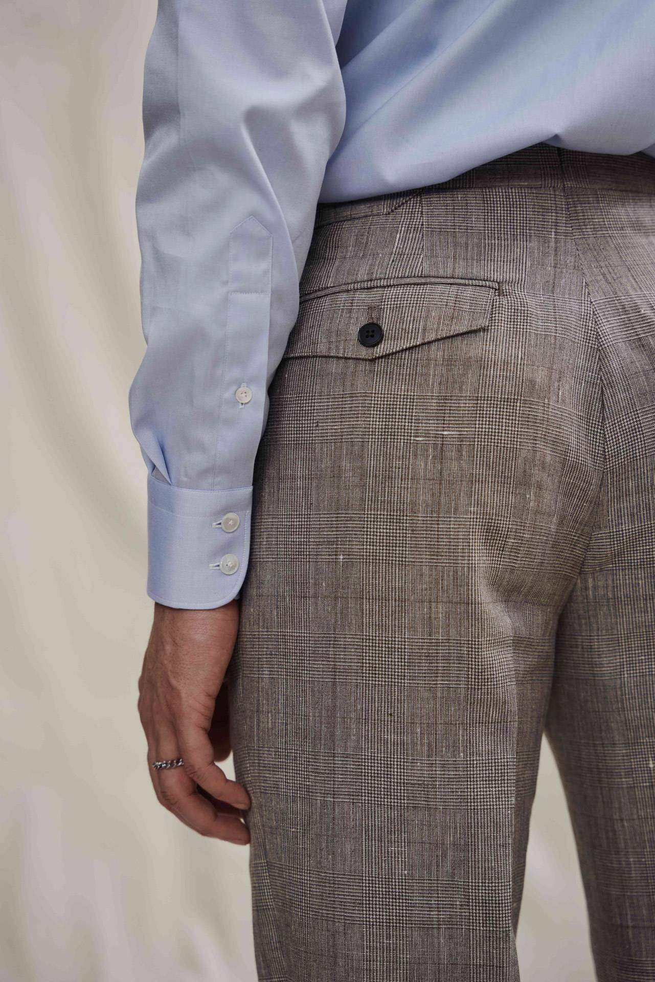 Laessiger Sommeranzug mit marineblauem Leinenhemd