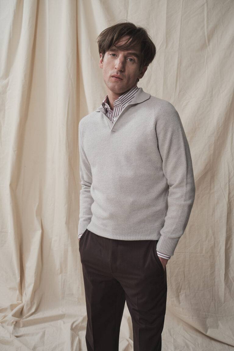 Pullover mit Polokragen aus silbergrauer Wolle-Kaschmirmischung — Monokel Berlin