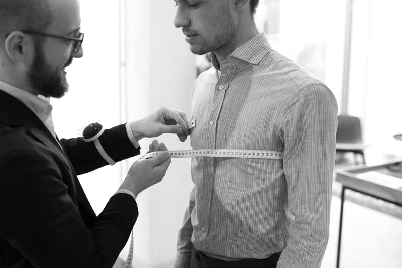 Professionelle Vermessung für ein Maßhemd bei Monokel Berlin