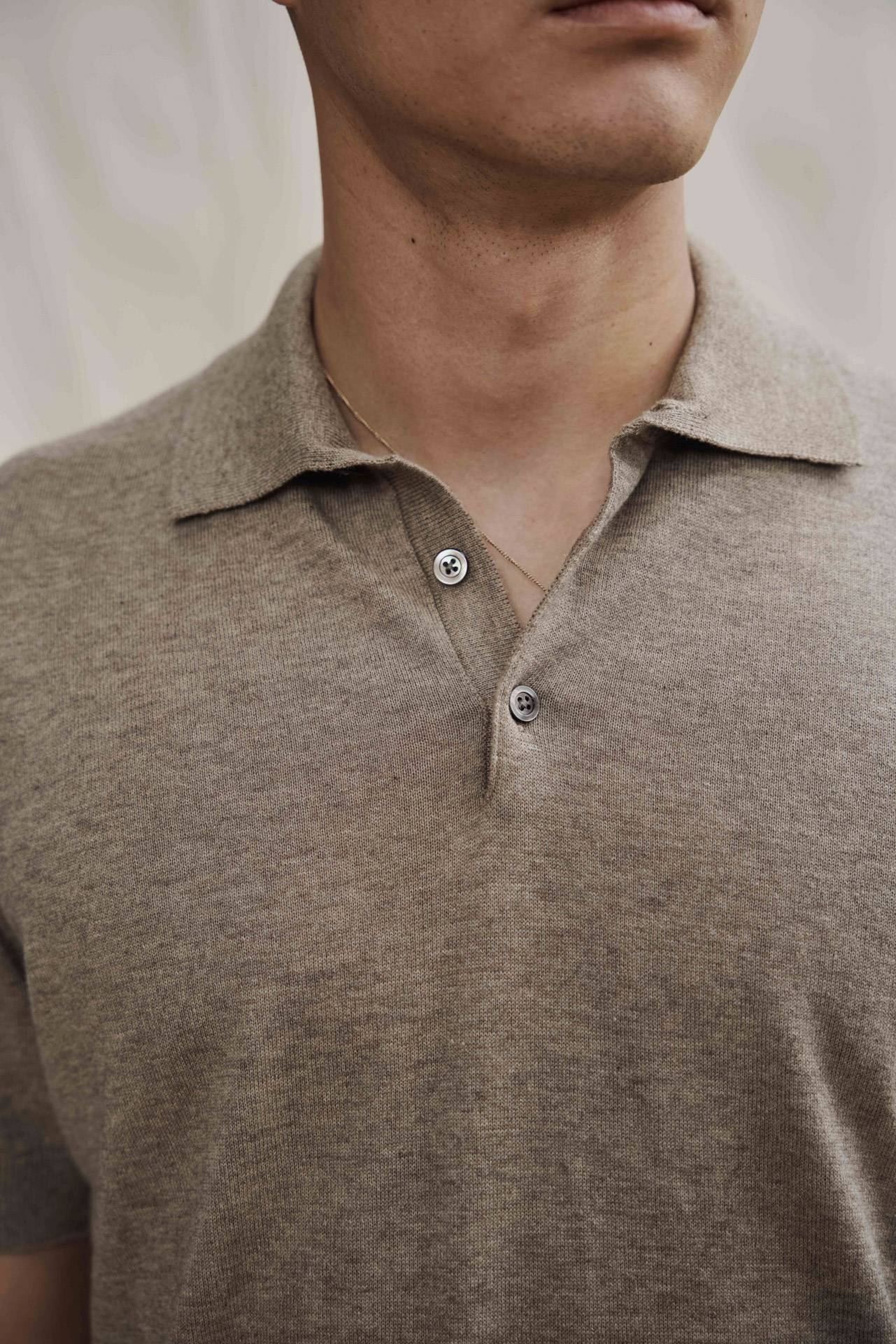 Polo kombiniert mit leichter Sommerhose und Loafern