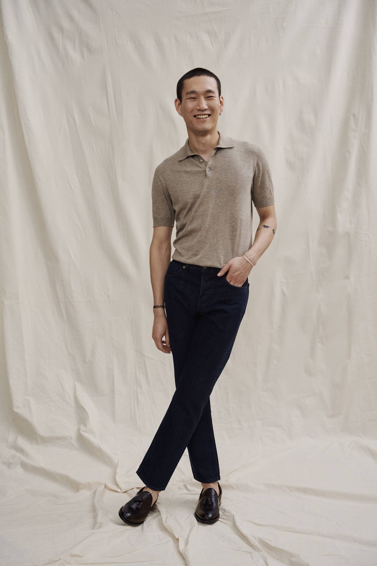 Taupefarbenes Baumwolle-Kaschmir Poloshirt mit lässigem Fit