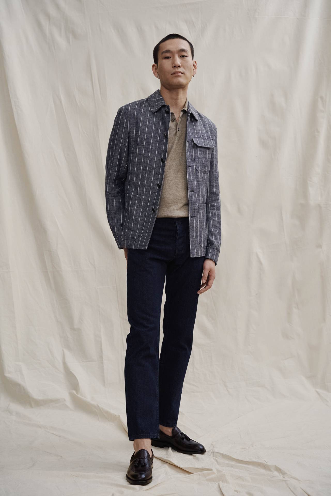 Taupe Polo unter einer Utility Jacket für den Smart Casual Look