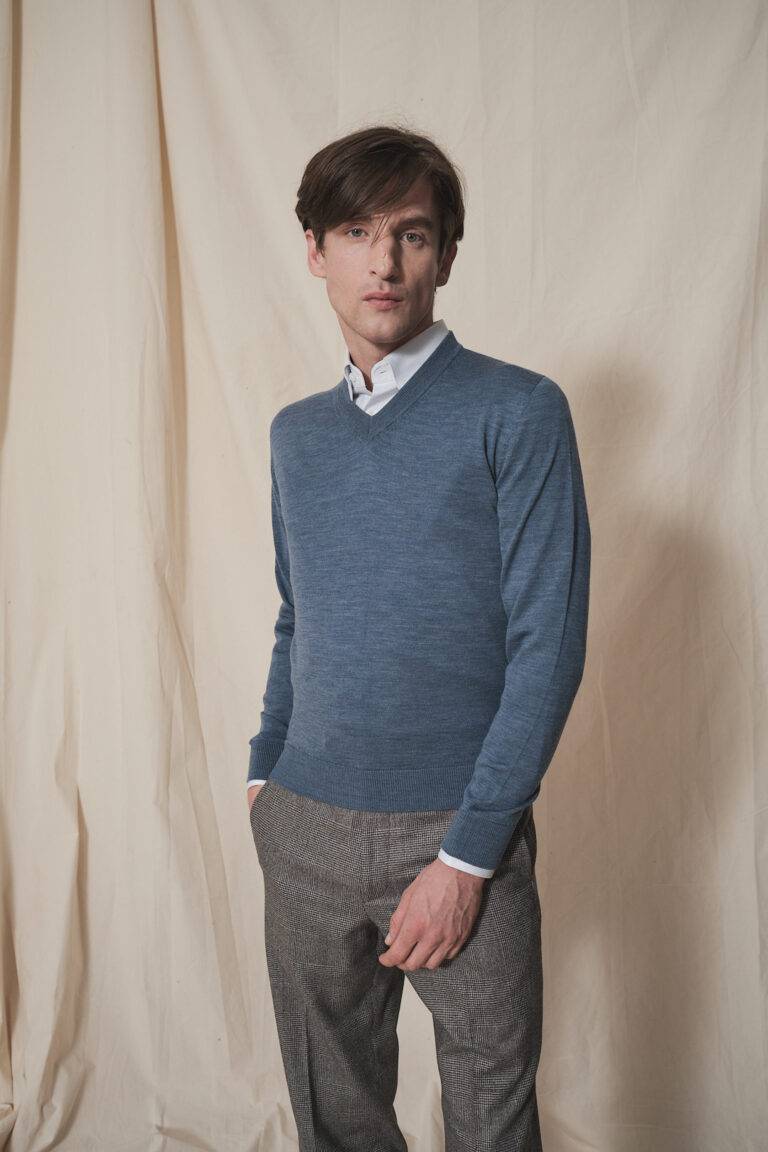 V-Neck extrafine blau-grau melierte Merinowolle Pullover — Monokel Berlin