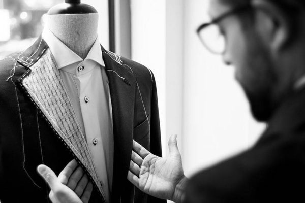 Beratungsgespräch mit Stoffauswahl bei Monokel Berlin