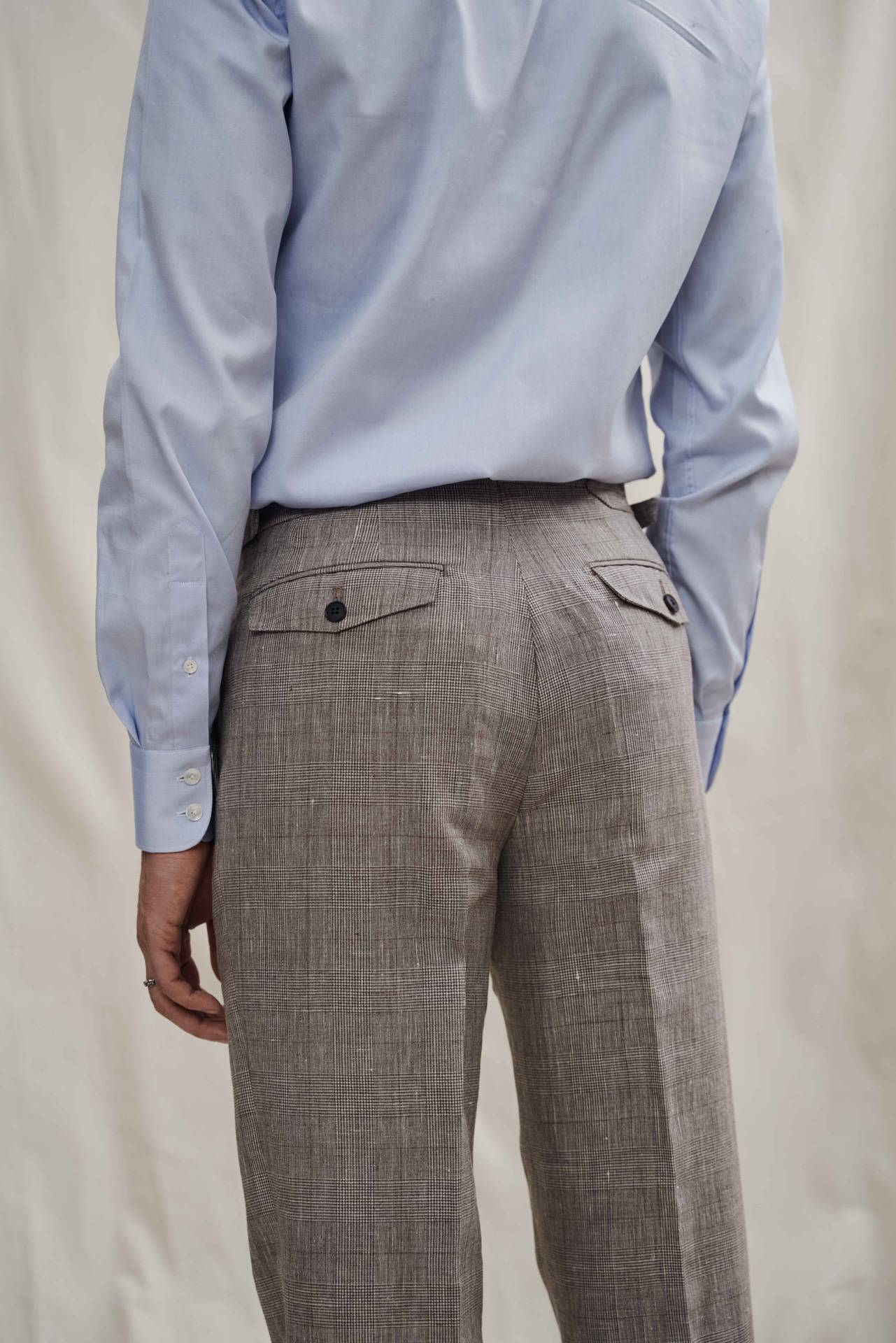 Weißes Pinpoint-Maßhemd kombiniert mit hellem Sommeranzug