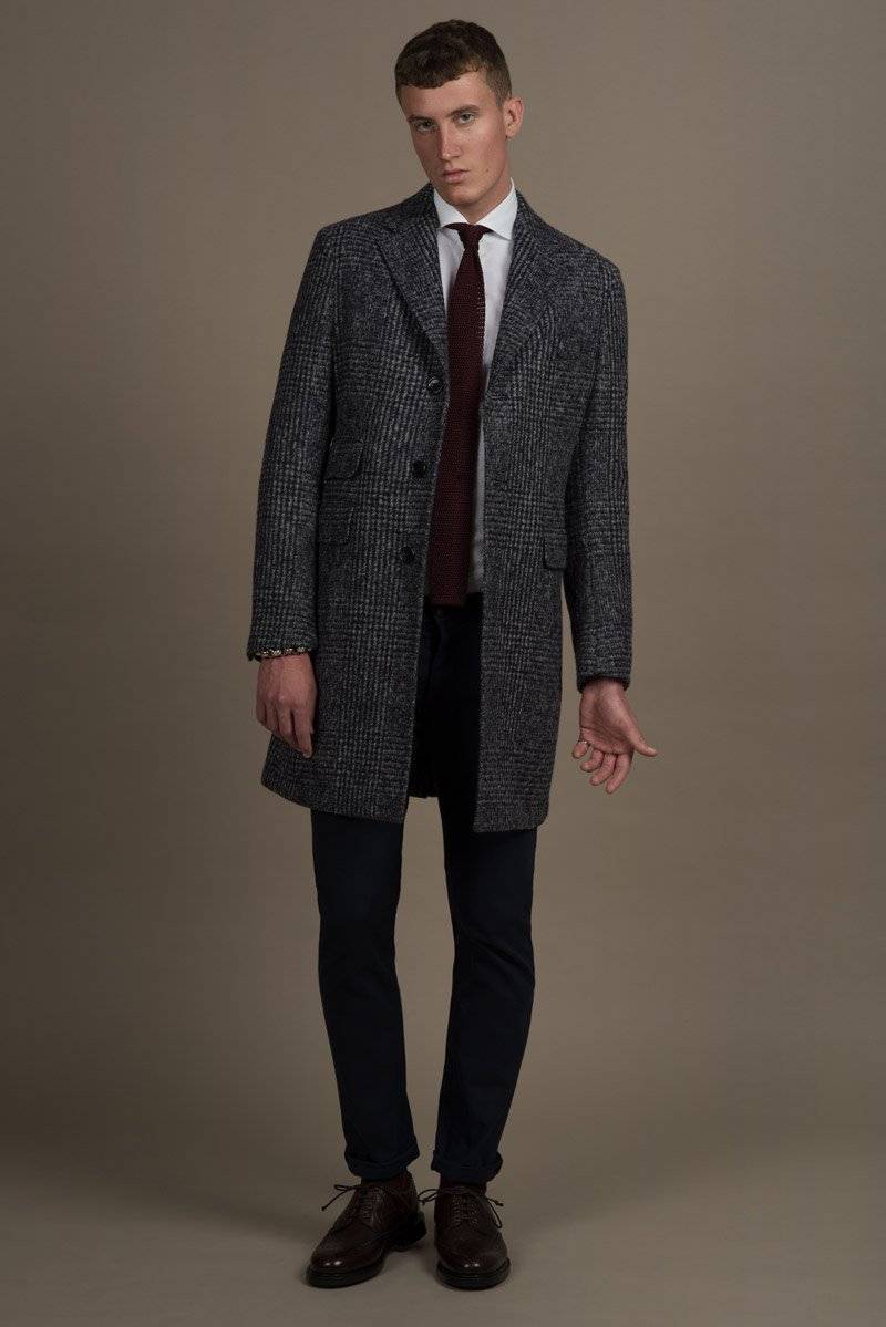 Lookbook HW 2018 13 Grauer Massmantel mit Herringbone Muster